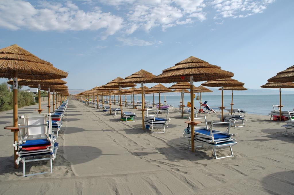 African Beach Hotel-Residence Manfredonia Bagian luar foto